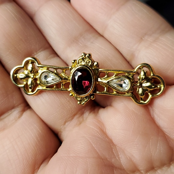 Vintage 1928 Goldtone Bar Pin With Teardrop and Garnet Crystals Detail - Picture 6 of 6